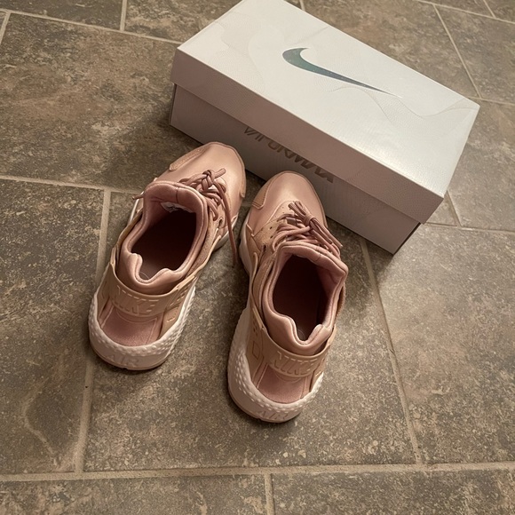 Women’s nike huarache peach with glitter size 10 only been wore once. - Picture 5 of 6